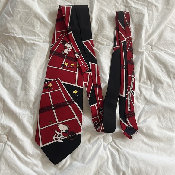 VTG Peanuts Snoopy Woodstock Tennis Mens Tie Red Black 100% Silk Cartoon Comics - Picture 4 of 4
